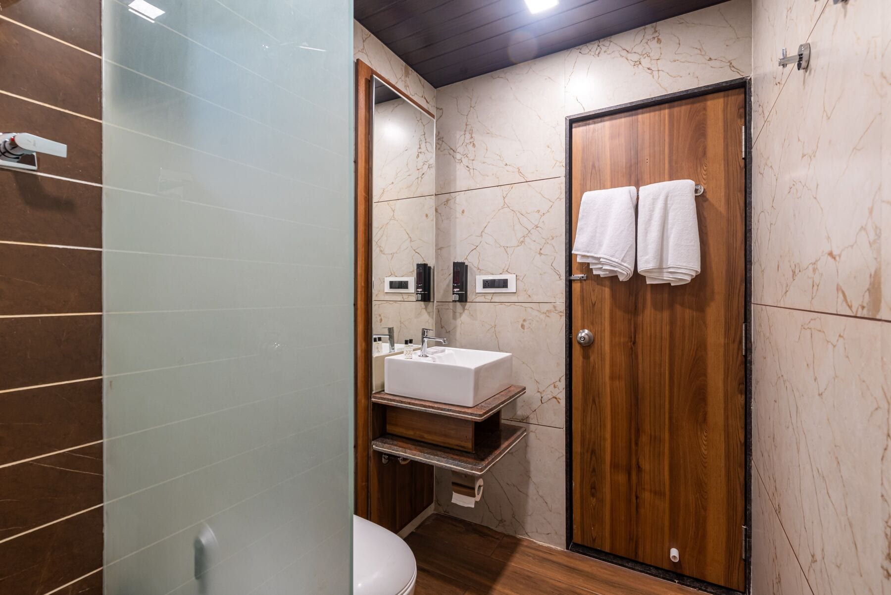Marble and walnut in the Suite bathroom